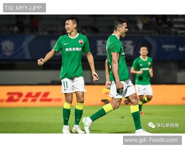 重庆足球队以55分领跑总决赛积分榜展现强劲实力与团队合作精神