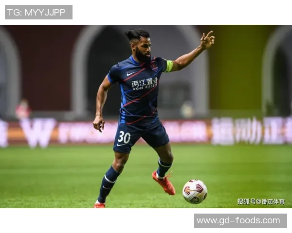 重庆足球队在邀请赛中的强势表现与战术分析