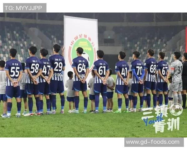 机场工作人员偶遇足球明星引发粉丝热议现场气氛火爆