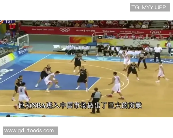 足球巨星跨界挑战篮球赛场展现多才多艺的精彩瞬间